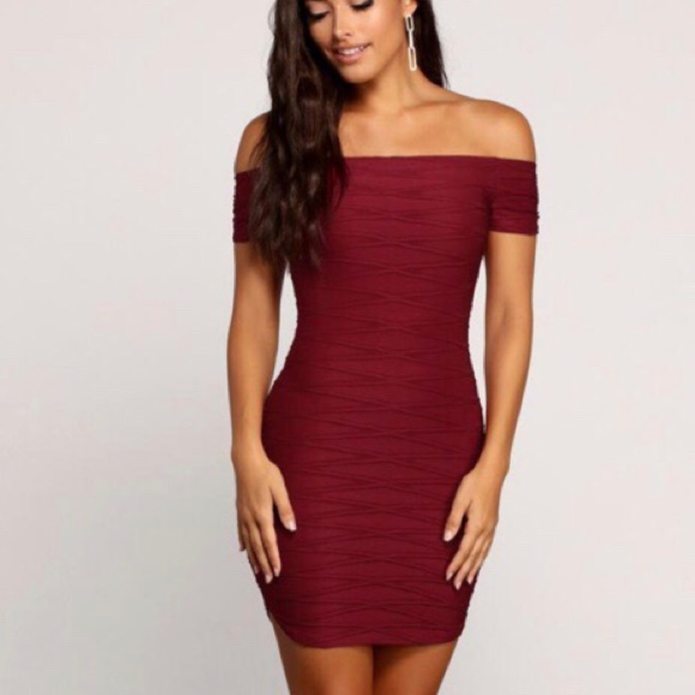 burgundy bodycon dress🍒